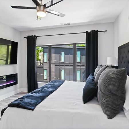 The Red Door - Ultra Modern Atlanta Home - Designedbydom Eksteriør bilde