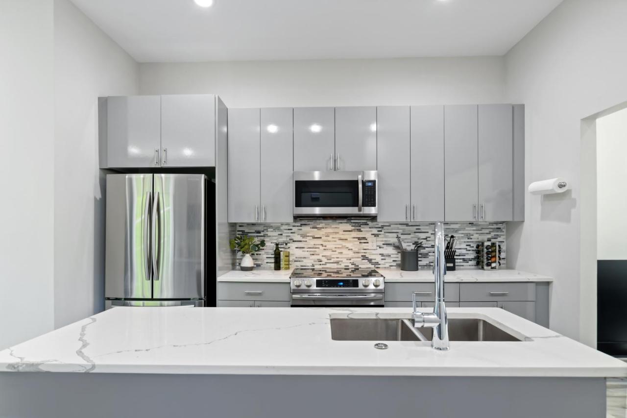 The Red Door - Ultra Modern Atlanta Home - Designedbydom Eksteriør bilde