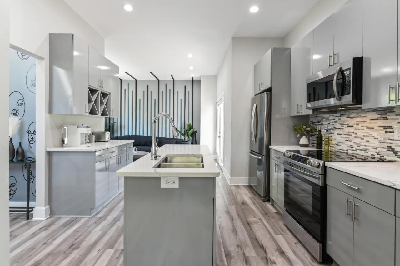 The Red Door - Ultra Modern Atlanta Home - Designedbydom Eksteriør bilde