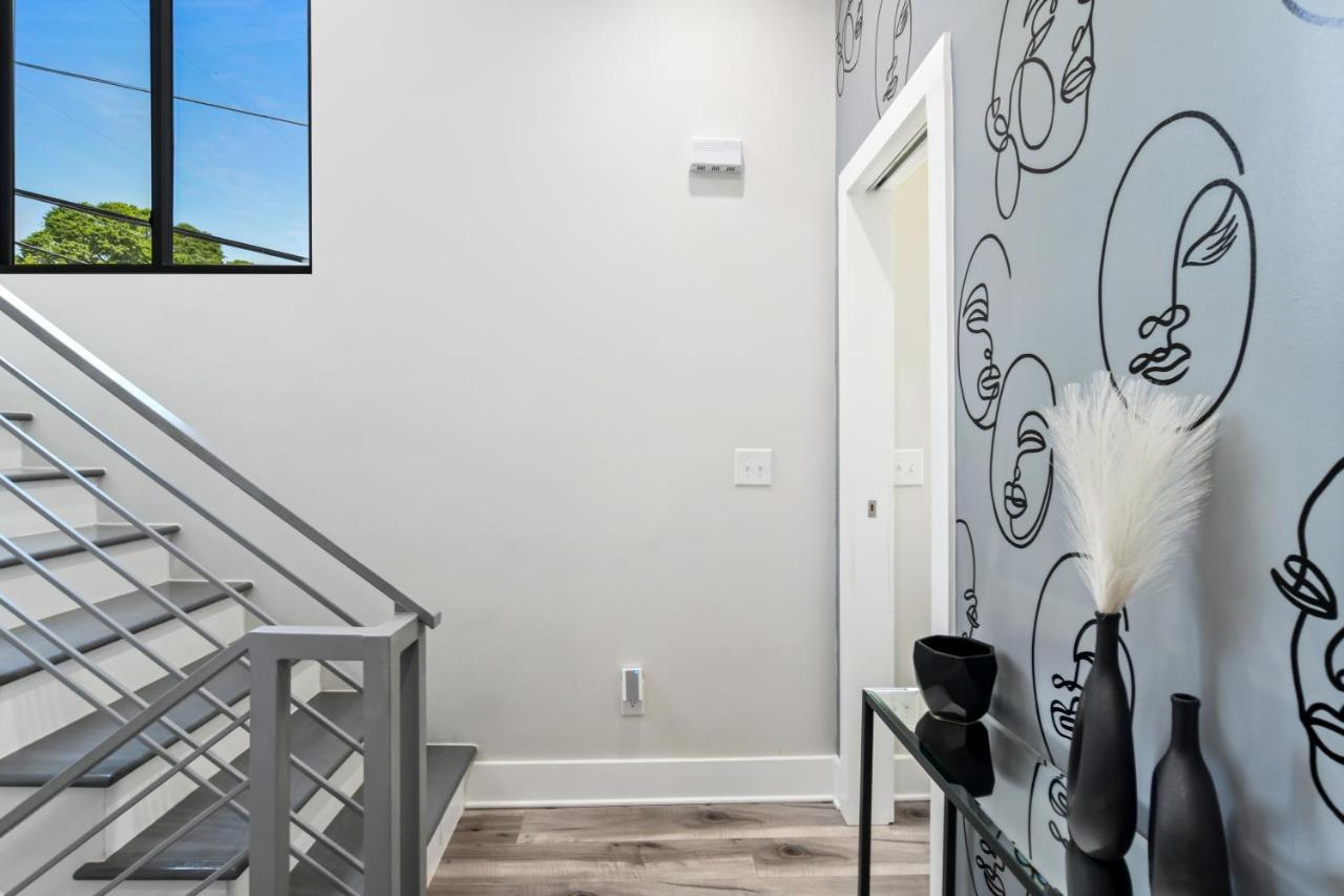 The Red Door - Ultra Modern Atlanta Home - Designedbydom Eksteriør bilde