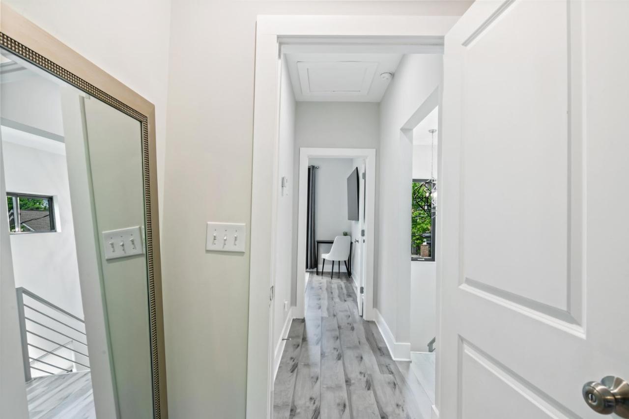 The Red Door - Ultra Modern Atlanta Home - Designedbydom Eksteriør bilde